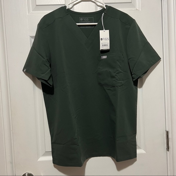 Figs Men’s Leon scrub top in Dark Moss - Picture 2 of 7